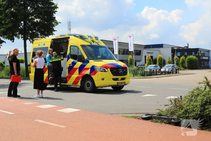 Jongen op step aangereden door afslaande auto