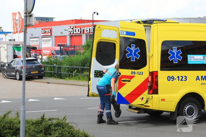 Jongen op step aangereden door afslaande auto