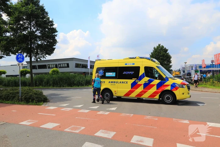 Jongen op step aangereden door afslaande auto