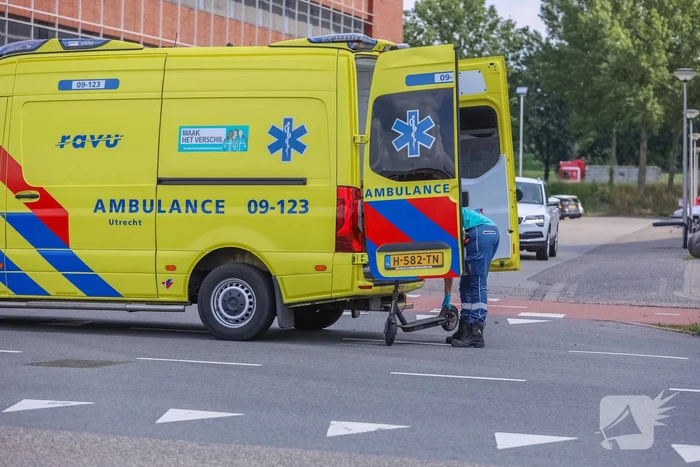 Jongen op step aangereden door afslaande auto