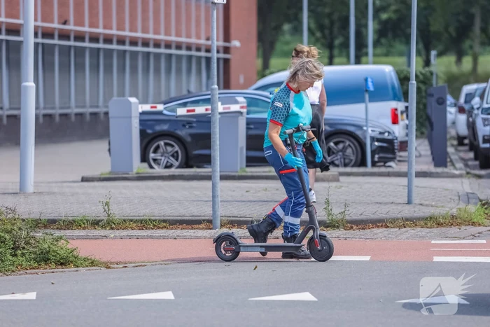 Jongen op step aangereden door afslaande auto