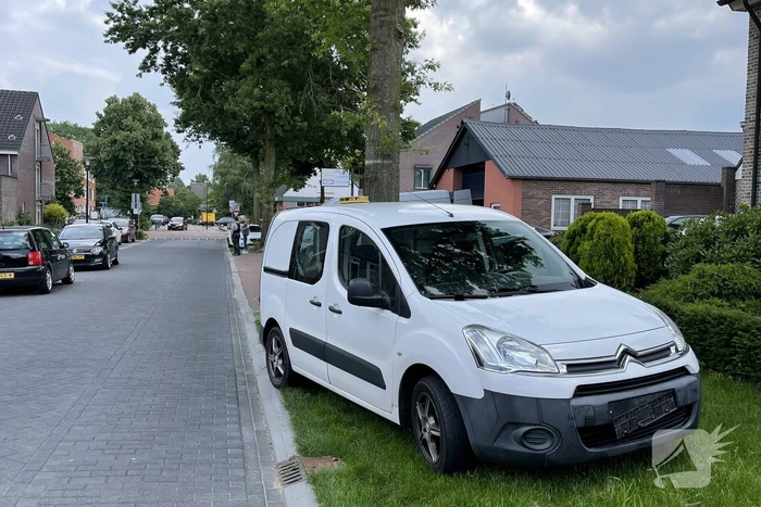 Drie voertuigen botsen op elkaar