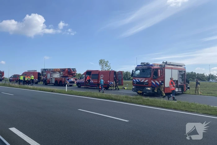Auto belandt ondersteboven te water
