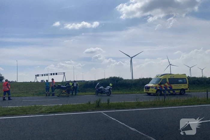 Auto belandt ondersteboven te water
