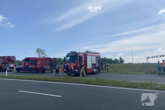 Auto belandt ondersteboven te water