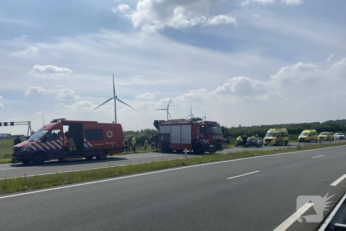 Auto belandt ondersteboven te water