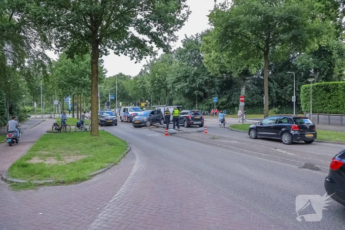 Man botst met auto op lantaarnpaal
