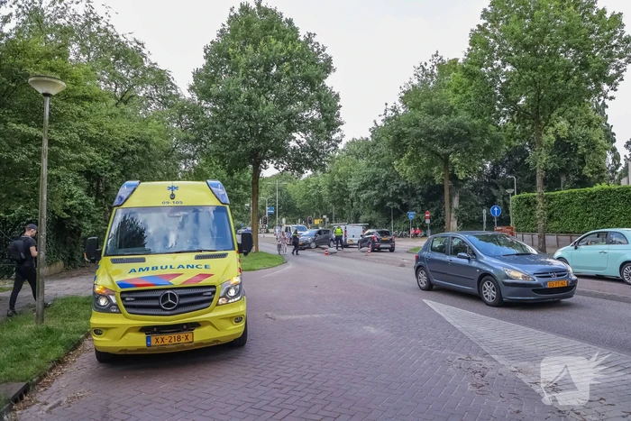 Man botst met auto op lantaarnpaal