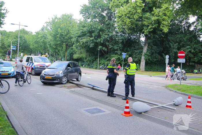 Man botst met auto op lantaarnpaal