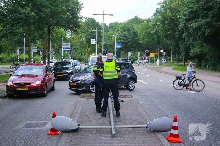 Man botst met auto op lantaarnpaal