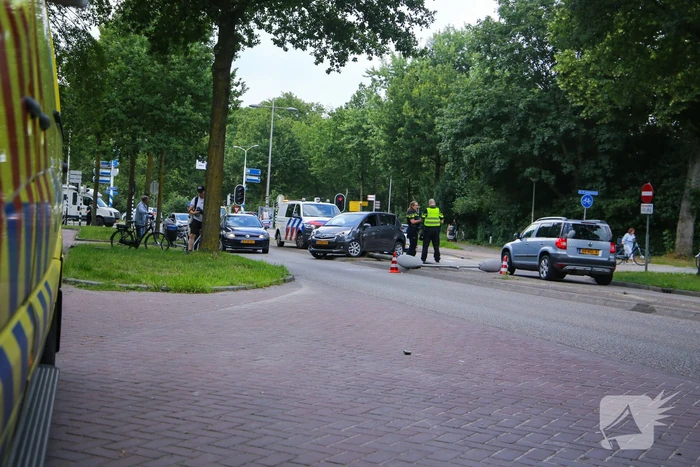 Man botst met auto op lantaarnpaal