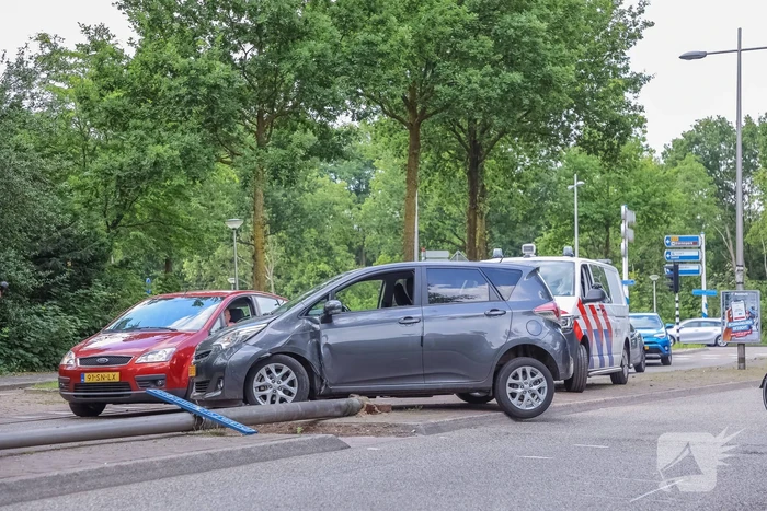 Man botst met auto op lantaarnpaal