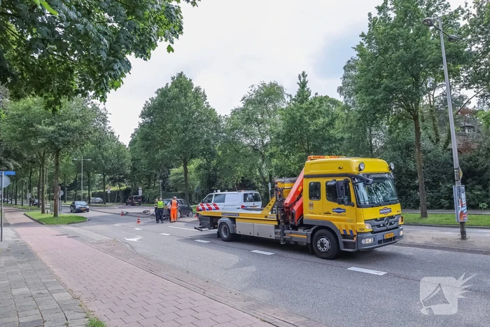 Man botst met auto op lantaarnpaal
