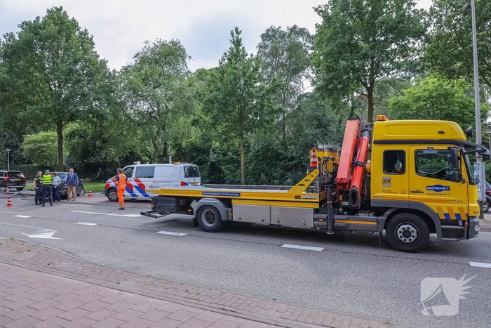 Man botst met auto op lantaarnpaal