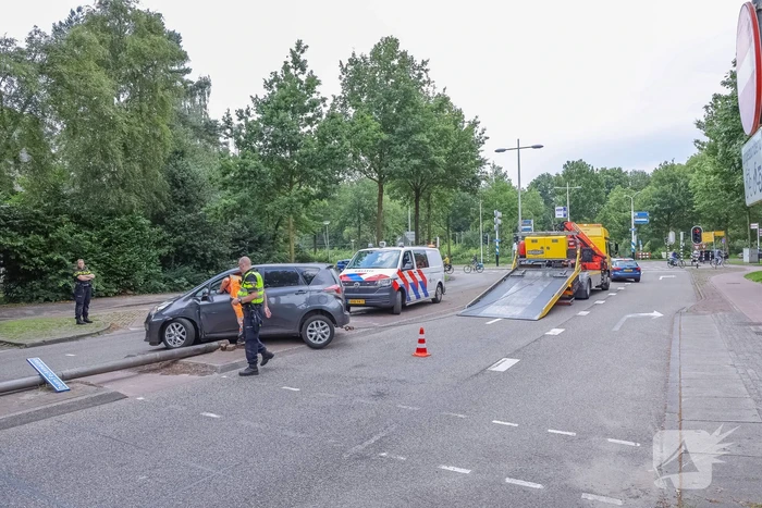 Man botst met auto op lantaarnpaal