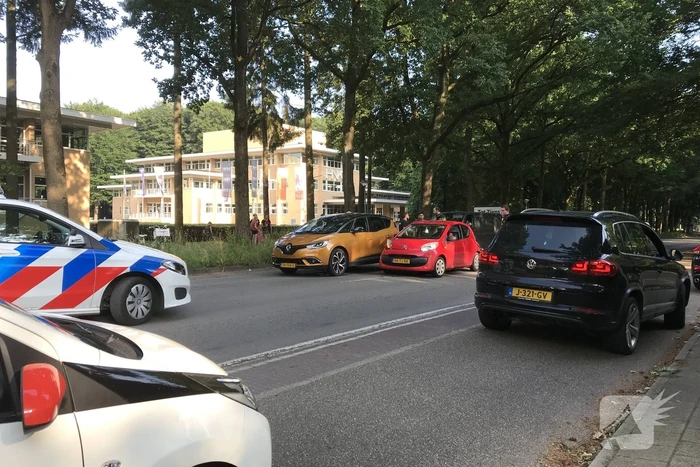 Personenwagen en bestelbus botsen op elkaar