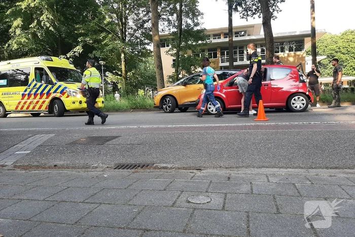 Personenwagen en bestelbus botsen op elkaar