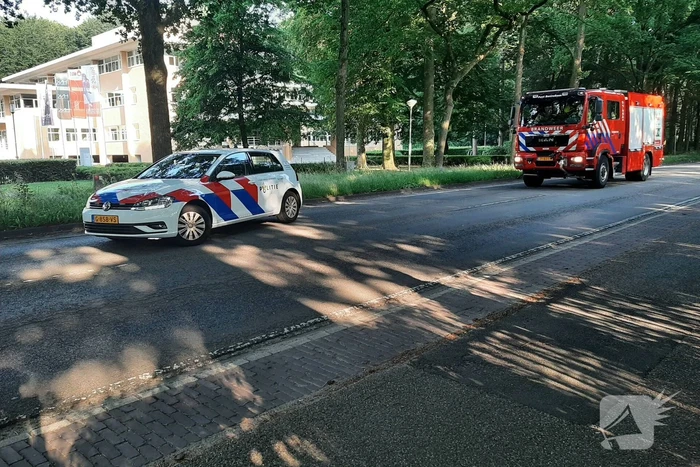 Personenwagen en bestelbus botsen op elkaar