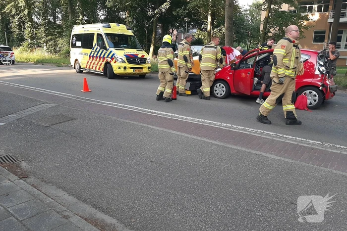 Personenwagen en bestelbus botsen op elkaar