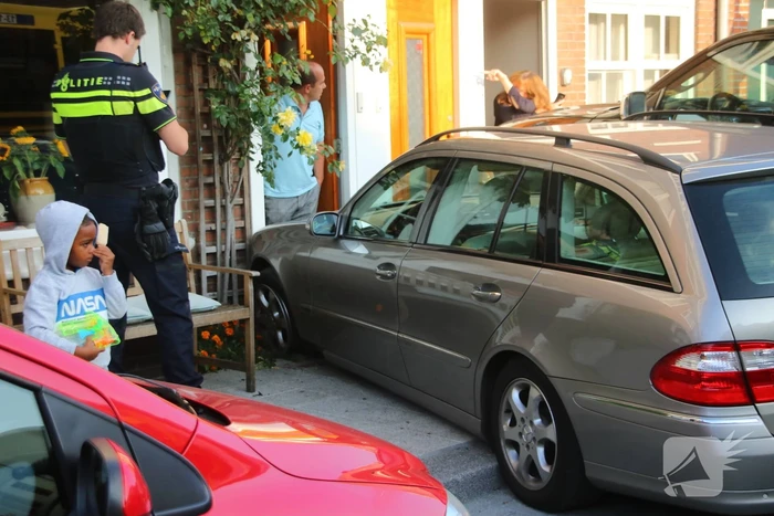 Pick-up crasht tegen geparkeerde auto's