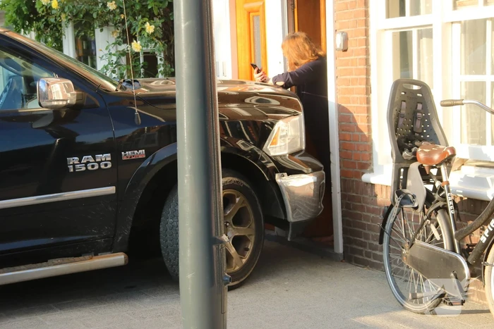 Pick-up crasht tegen geparkeerde auto's