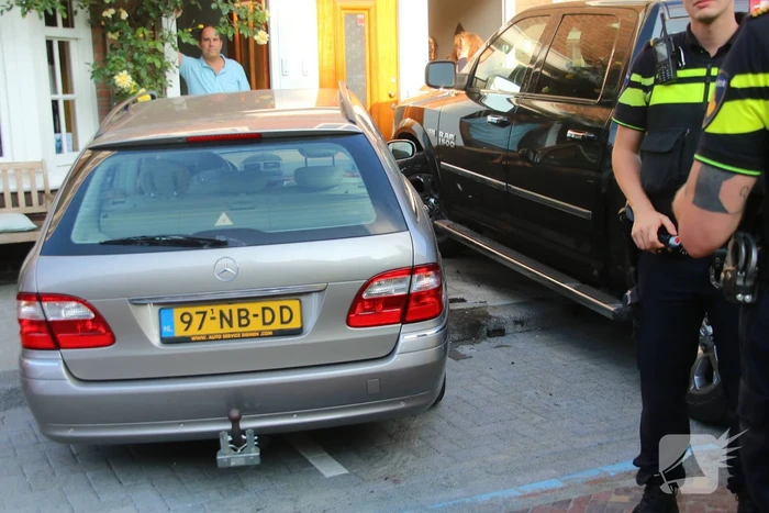 Pick-up crasht tegen geparkeerde auto's