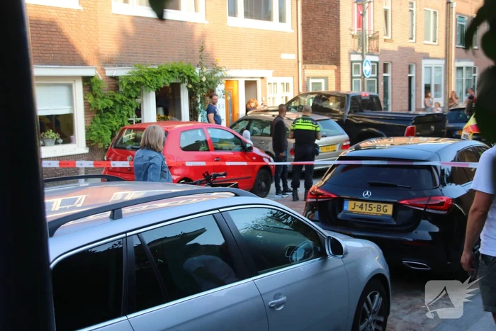 Pick-up crasht tegen geparkeerde auto's