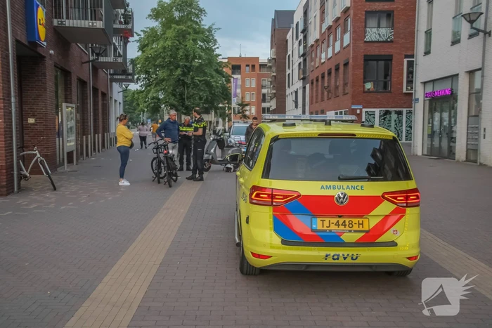 Fietsster gewond bij botsing met brommerrijder in winkelgebied