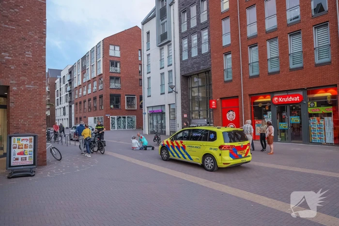 Fietsster gewond bij botsing met brommerrijder in winkelgebied