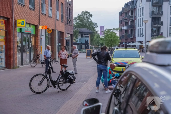 Fietsster gewond bij botsing met brommerrijder in winkelgebied