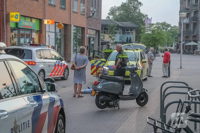 Fietsster gewond bij botsing met brommerrijder in winkelgebied