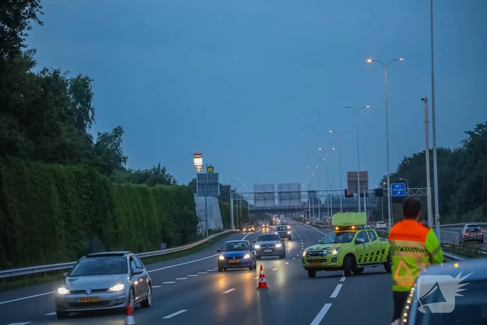 Meerdere auto's rijden banden lek op snelweg
