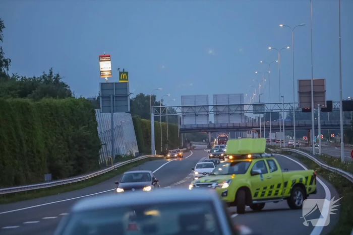Meerdere auto's rijden banden lek op snelweg