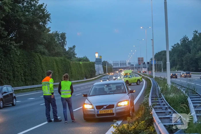Meerdere auto's rijden banden lek op snelweg