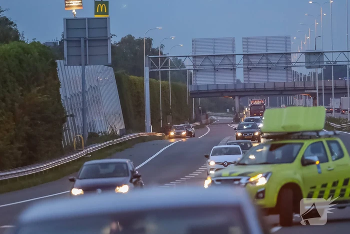 Meerdere auto's rijden banden lek op snelweg