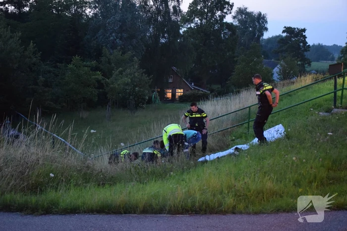 Motorrijder flink gewond na hobbel in asfalt