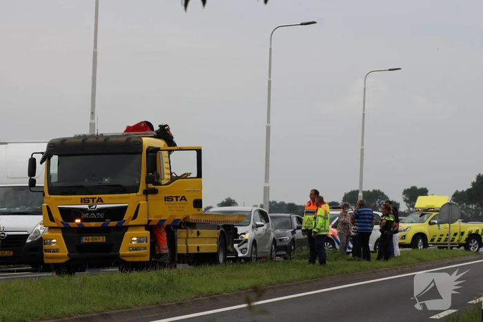 Rijstrook afgesloten na kop-staart botsing