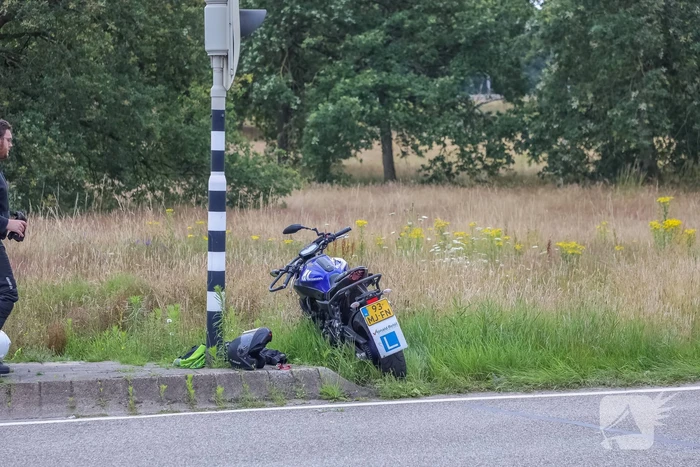 Lesmotorrijder gaat hard onderuit
