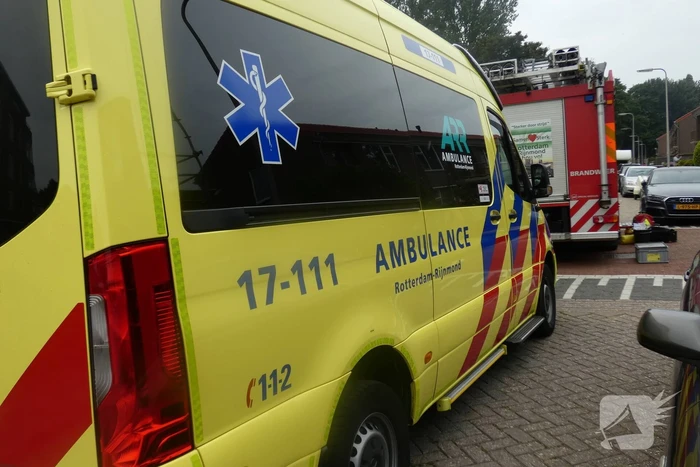 Jongen komt met voet tussen de spaken van fiets