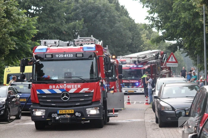 Brand in keuken slaat door naar dak
