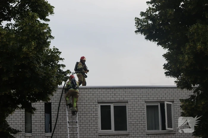 Brand in keuken slaat door naar dak