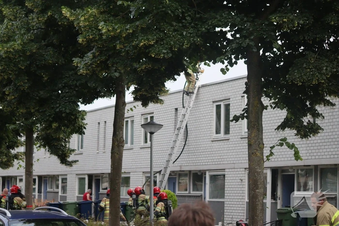Brand in keuken slaat door naar dak