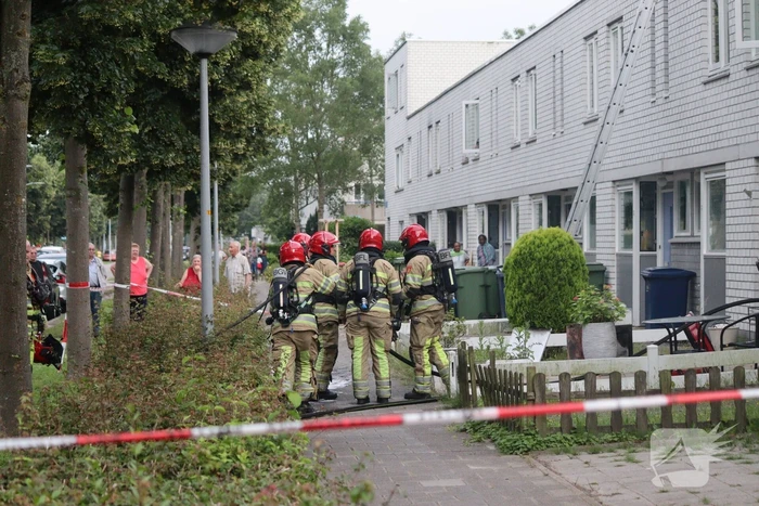 Brand in keuken slaat door naar dak