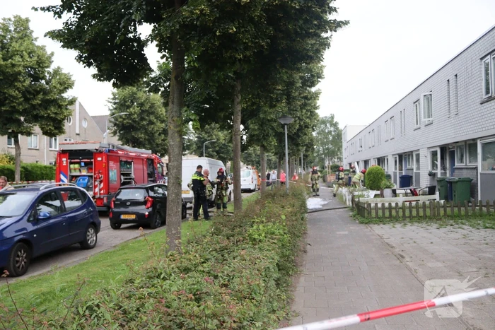 Brand in keuken slaat door naar dak