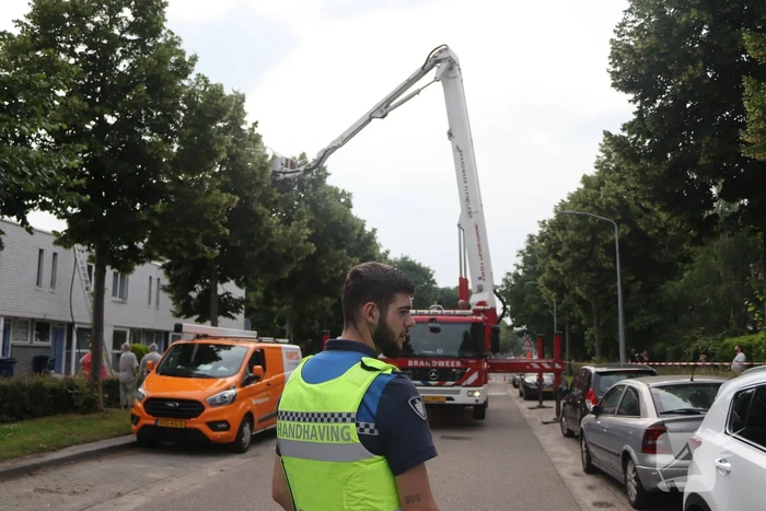 Brand in keuken slaat door naar dak