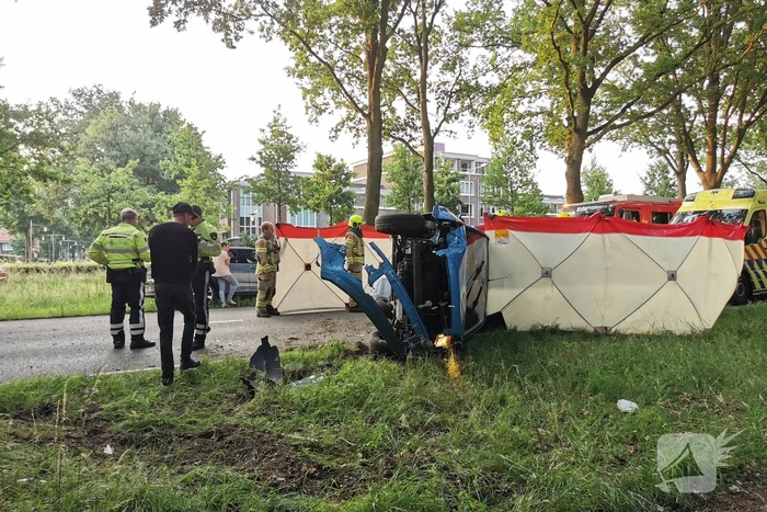 Zeer ernstig ongeval, auto op zijn kant