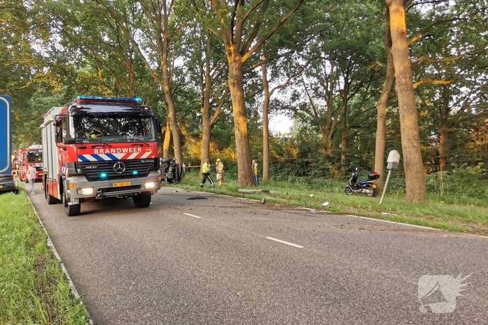 Zeer ernstig ongeval, auto op zijn kant