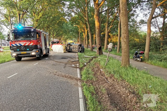 Zeer ernstig ongeval, auto op zijn kant
