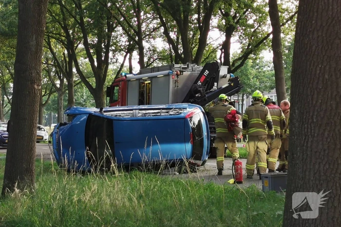 Zeer ernstig ongeval, auto op zijn kant