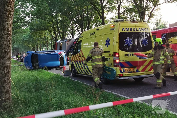 Zeer ernstig ongeval, auto op zijn kant